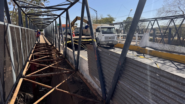 Placas de concreto da passarela foram removidas e local vai ter novo piso para travessia (Siga Mais).