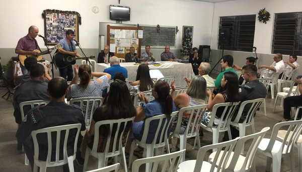 Reunião do CONSEG, realizada na noite desta quinta-feira (14), teve música ao vivo e sessão de homenagens a policiais que atuam em Adamantina (Foto: Siga Mais).