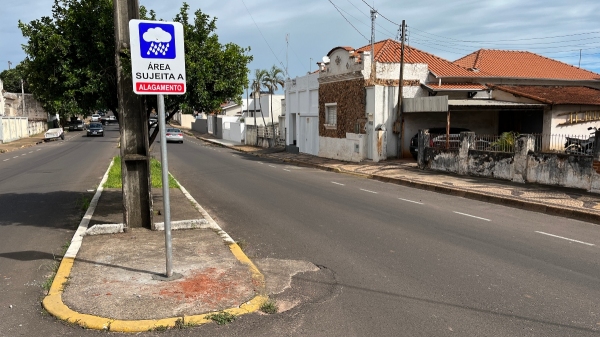 Sinalização de alerta na Avenida Deputado Cunha Bueno, centro de Adamantina (Siga Mais).