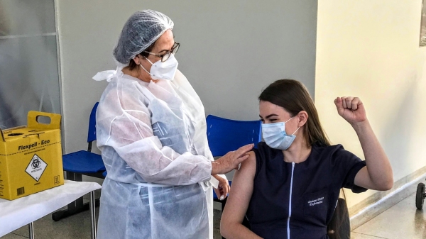 A enfermeira Daiane Stefani Périco comemorou ao receber a vacina, em 21 de janeiro de 2021. Foi a primeira moradora da cidade imunizada (Foto: Siga Mais).