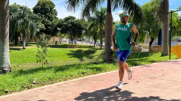 Marcelo Rocha correu por seis horas e fez percurso de 75 km com voltas contínuas no Parque Caldeira, em Adamantina (Foto: Siga Mais).