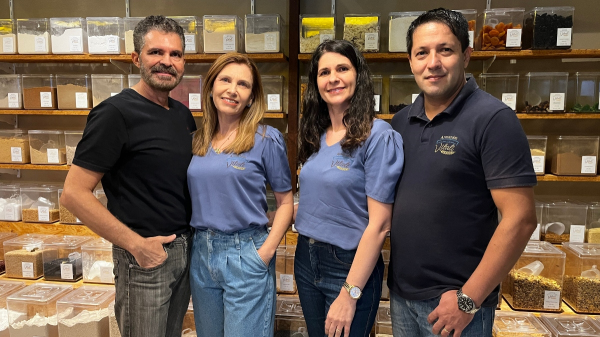 Barbosa e Elisabete, Maris?ngela e Douglas, comemoram os seis anos de Armaz?m Vitali em Adamantina (Siga Mais).