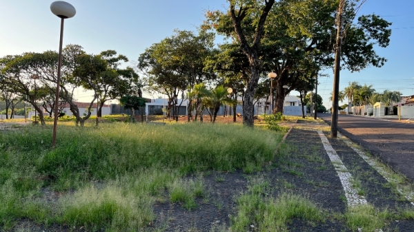Mato cresce na Praça José Parrila, a Praça da Estrela (Imagem: Siga Mais - 22/03/2023).
