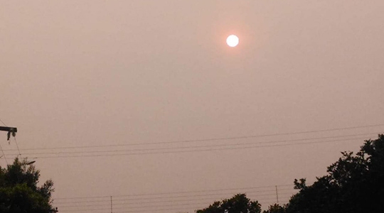 Estiagem favorece queimadas, poeiras e fuligens, gerando camada que dificultou a passagem da luz do Sol (Foto: Neide Rossetto Claudino).