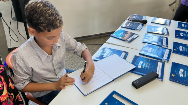 Aos 11 anos Miguel autografa seu livro (Siga Mais).