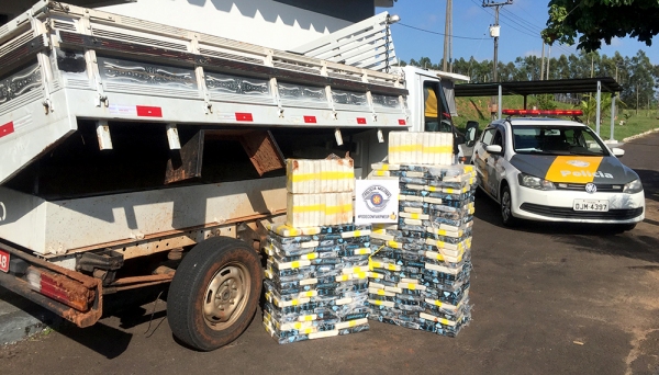 Droga estava oculta em um fundo falso, na carroceria do caminhão (Foto: Acácio Rocha/Siga Mais).