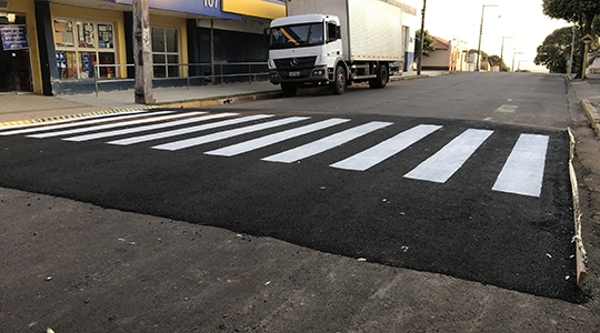 Avenida das Rosas ganha nova lombofaixa e redutor de velocidade. Novos redutores também foram instalados na Alameda Porto Alegre e Avenida Deputado Cunha Bueno (Fotos: Siga Mais).