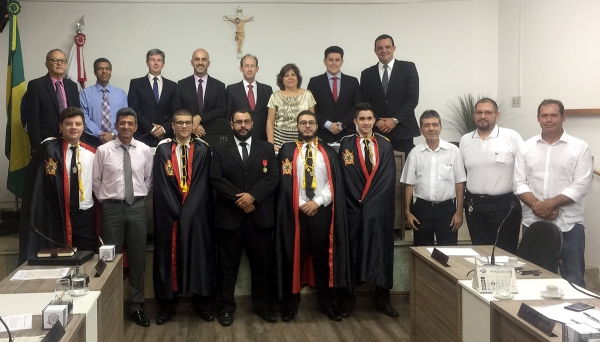 Representantes do capítulo Adamantina nº 479 da Ordem DeMolay e de lojas maçônicas locais, com os vereadores, no plenário da Câmara Municipal de Adamantina (Foto: Da Assessoria).