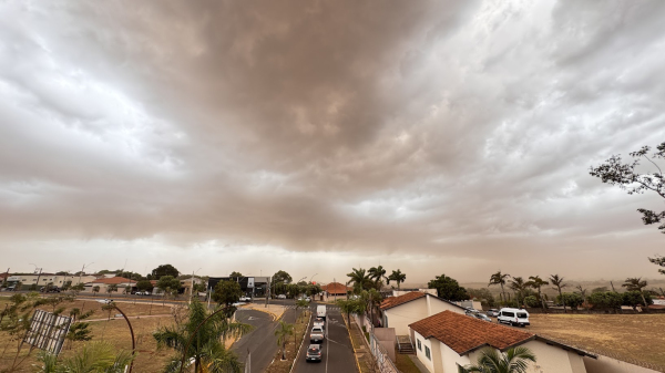 Vendaval em Adamantina nesta segunda-feira (Siga Mais).