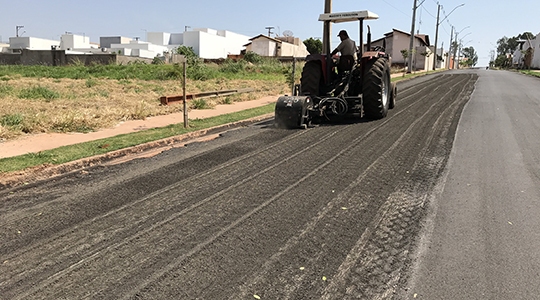 Nesta sexta-feira, empresa frisa asfalto para aplicar nova camada (Foto: Siga Mais).