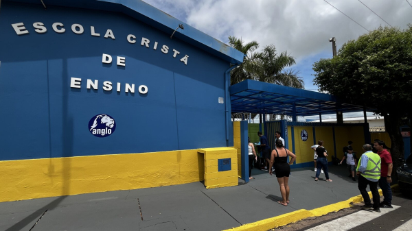 Movimento de pais e alunos na saida das aulas pela manha desta segunda-feira (Siga Mais).