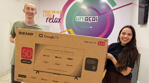 O ganhador Leonardo Fagliari Sposito recebe sua TV entregue pela representante da Uniacai Adamantina, Daiane (Siga Mais).