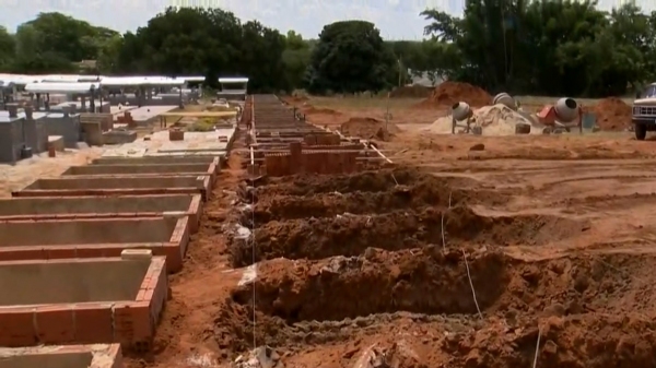 Novas sepulturas foram abertas preventivamente para atender a alta incidência de sepultamentos na cidade (Reprodução/TV Fronteira).