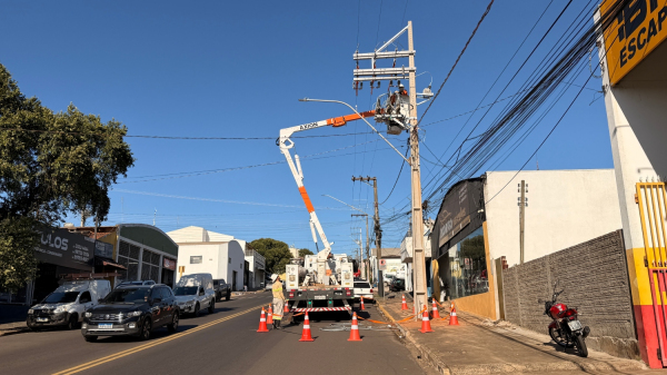 Obras da Energisa na Avenida Marechal Castelo Branco, via de acesso, em Adamantina (Siga Mais).