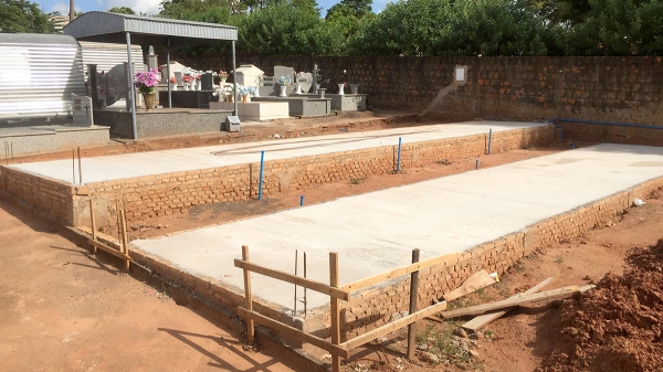 Estrutura base para receber os lóculos foi instalada no Cemitério da Saudade, em Adamantina (Foto: Siga Mais).