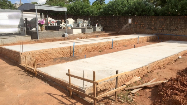 Estrutura base para receber os lóculos foi instalada no Cemitério da Saudade, em Adamantina (Foto: Siga Mais).