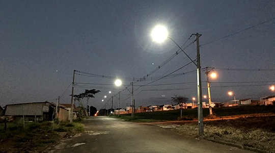 Nesta segunda-feira (9) a iluminação pública com lâmpadas led foi ativada no trecho da Rua Santa Catarina, entre o conjunto Mário Covas e o Residencial San Miguel I (Foto: Siga Mais).