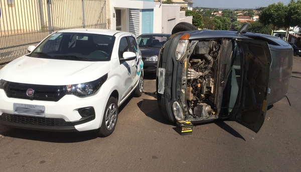 Carro tombou no centro de Adamantina, após atingir outros dois carros estacionados (Foto: Siga Mais).