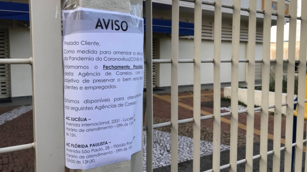 Comunicado sobre suspensão temporária no atendimento da agência dos Correios de Adamantina está fixado na unidade, com orientações ao público (Siga Mais).