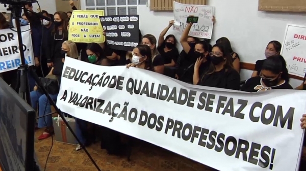 Plenário tomado por professores, acompanhando presencialmente a sessão legislativa (Reprodução).