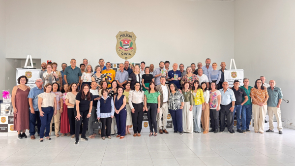 Encontro reuniu policiais civis aposentados na Delegacia Seccional em Adamantina (Imagens: Siga Mais).