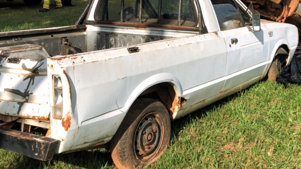 Um dos veÃculos listados na licitação, sucata de Ford Pampa (Foto: Siga Mais).