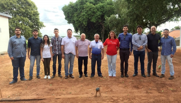 Estudantes e professores do Curso de Engenharia, com representantes do Lar dos Velhos, vereador e assessor parlamentar (Foto: Cedida).