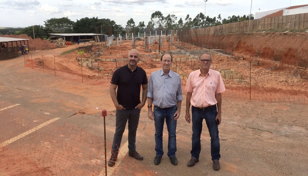 Vereadores Acácio Rocha, Eduardo Fiorillo e Aguinaldo Galvão, nas obras do novo bloco de saúde, campus II da UniFAI (Foto: Acervo Pessoal).