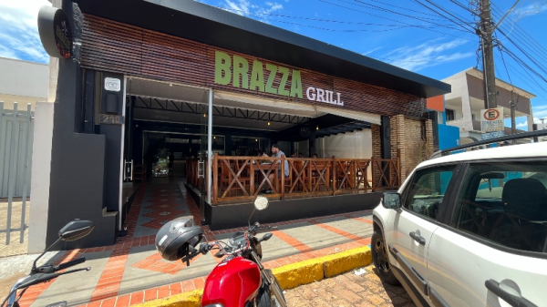 Brazza Grill fica na Rua Osvaldo Cruz, 210, em frente ? Pra?a ?lio Micheloni, centro de Adamantina (Siga Mais).