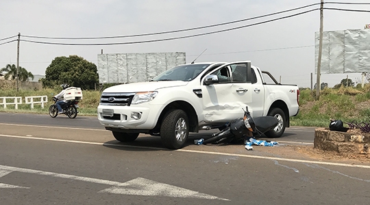 Camionete e a moto envolvidas no acidente (Foto: Siga Mais).