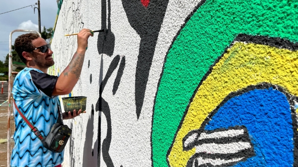O mobilizador cultural Luís Ricardo Lourenço realizou as pinturas em muro no centro de Flórida Paulista (Imagem: Siga Mais).