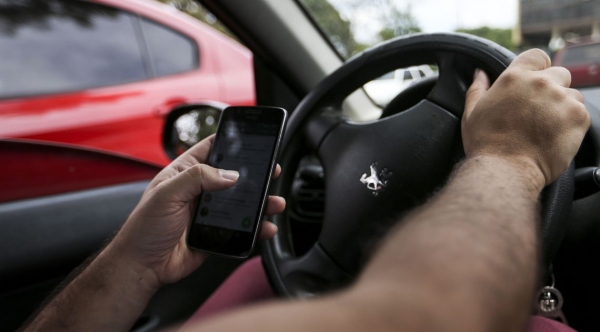 Até 2016, o uso de celular ao volante era uma infração média. O crescente número de acidentes fez com que uma alteração no CTB a transformasse em infração gravíssima (Foto: Marcelo Camargo/Agência Brasil/Agência Brasil).