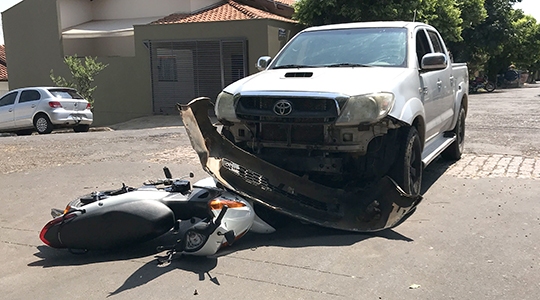 Camionete atinge moto em cruzamento, na esquina da Rua Zequinha de Abreu com a Rua Carmem Miranda, no Jardim Ipiranga (Fotos: Siga Mais).