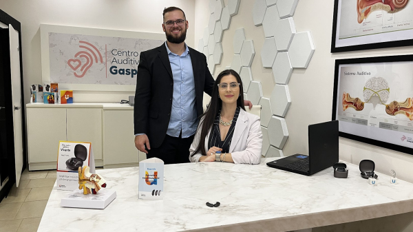 Willian Borro Gasparini e a fonoaudiologa e audiologista Anna Caroline Gasparini (Arquivo/Siga Mais).