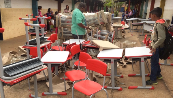 Novo mobiliário escolar começa a ser entregue nas escolas municipais de Adamantina (Foto: Siga Mais).