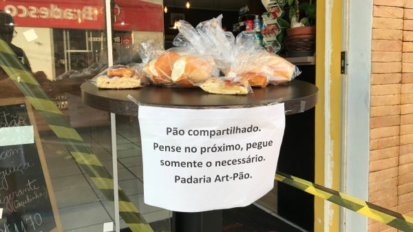 Na porta da padaria, pães à disposição de quem precisa (Foto: Siga Mais).