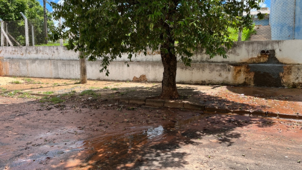Conforme moradores, ?gua estaria vazando a dias, pela drenagem pluvial (Siga Mais - 11/12/2023).