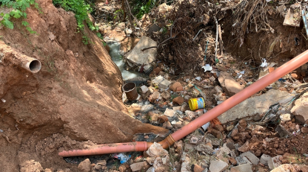 Esgoto vaza no local da eros?o, no final da Rua Amap?, Jardim Brasil, em Adamantina (Siga Mais).