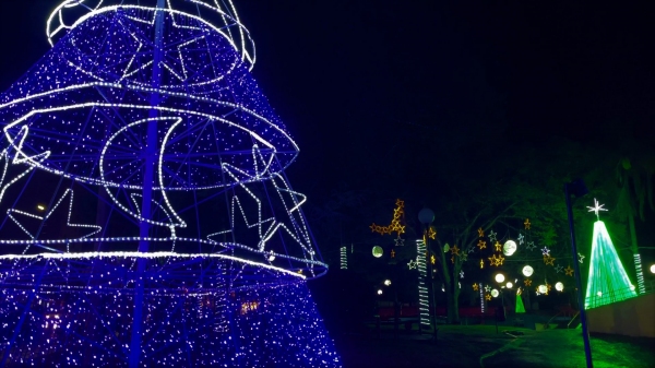 Praça Élio Micheloni, centro de Adamantina, nesta temporada de Natal (Foto: Siga Mais).