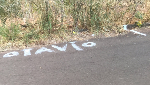 Demarcações e pinturas com nomes sinalizam o ocupação de área na faixa de terras ao longo da via férrea, altura do Jardim Adamantina (Foto: Siga Mais).