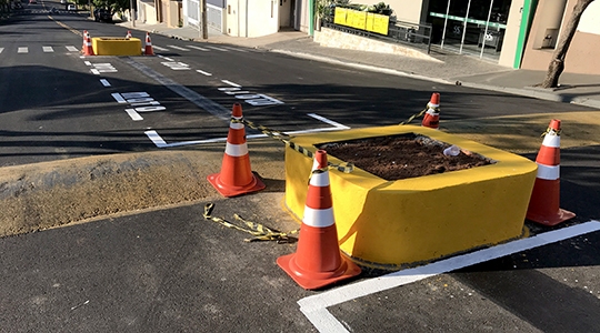 Dois dos três canteiros centrais e o bolsão de motos, na Avenida Deputado Cunha Bueno, Vila Industrial (Foto: Siga Mais).