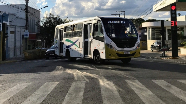 Um dos ônibus do transporte coletivo de Adamantina (Foto: Siga Mais).