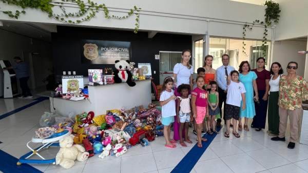 Brinquedos arrecadados pela Pol?cia Civil de Adamantina e j? entregues para quatro servi?os locais que atendem crian?as (Siga Mais).