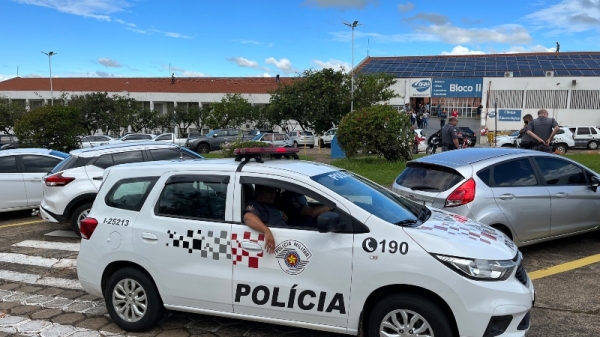 Rapidamente, após acionada, Polícia Militar enviou equipes ao campus II (Foto: Siga Mais).