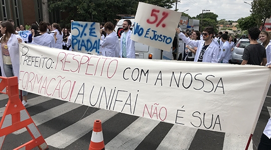 Alunos da UniFAI fazem protesto no centro de Adamantina (Foto: Siga Mais).