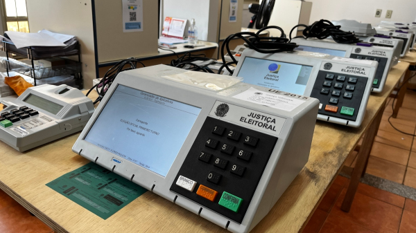 Urnas sao preparadas no Cartorio Eleitoral de Adamantina (Siga Mais).