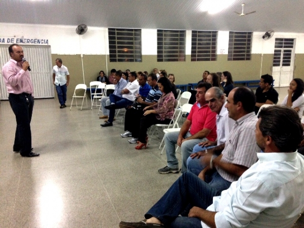 Prefeito de Osvaldo Cruz fala à comunidade, em reunião do orçamento participativo. (Foto: Assessoria de Imprensa)
