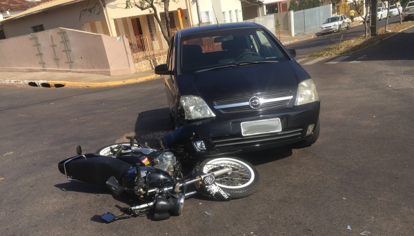 Carro e moto tiveram danos materiais, com a colisão (Foto: Siga Mais).