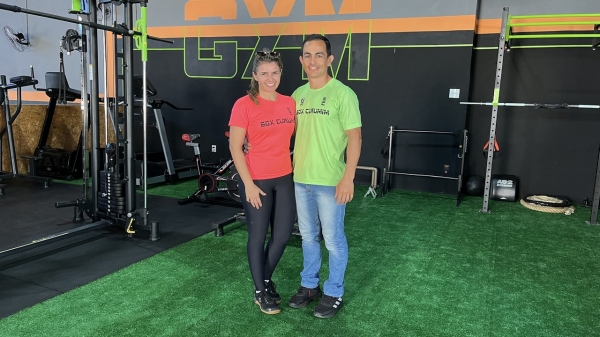 Letícia Janegitz e Rafael Gomes Inácio, o Curumim, na nova estrutura de musculação do Box Curumim Gym, reinaugurada (Imagens: Siga Mais).