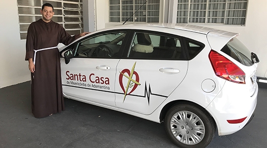 Frei Mateus, gestor da Santa Casa de Adamantina, com o novo veículo recebido em doação (Foto: Siga Mais).